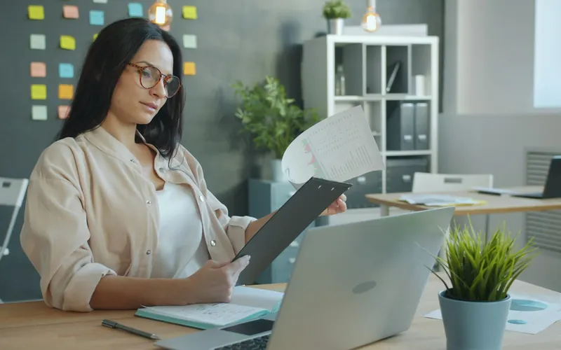 Consulente al lavoro con documenti